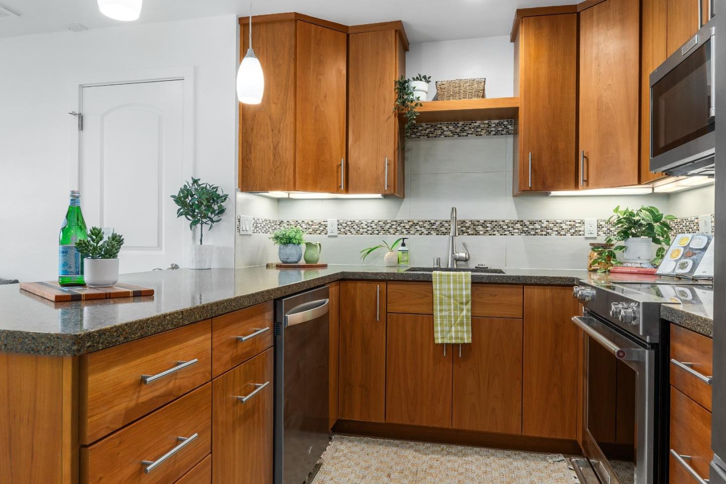 Detail Gallery Image 9 of 31 For 755 14th Ave #611,  Santa Cruz,  CA 95062 - 1 Beds | 1 Baths