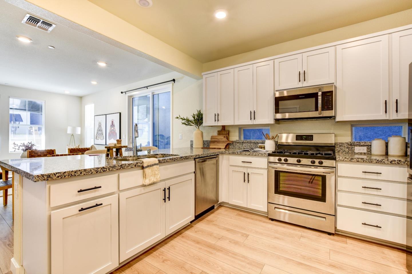 Detail Gallery Image 8 of 47 For 3515 Sparrow Ct, West Sacramento,  CA 95691 - 3 Beds | 2/1 Baths