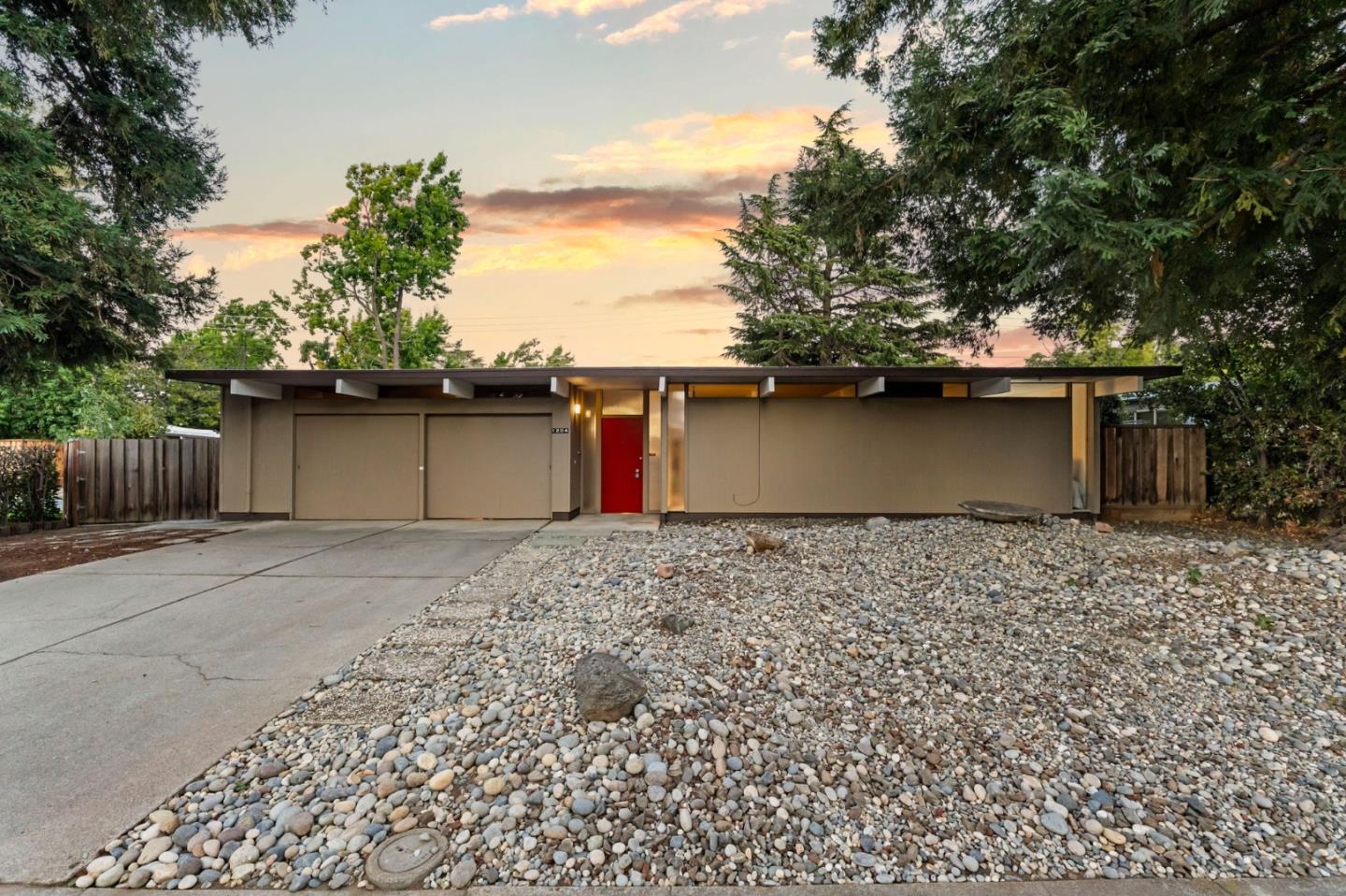 Detail Gallery Image 4 of 62 For 1204 Navlet Ct, Sunnyvale,  CA 94087 - 4 Beds | 2 Baths