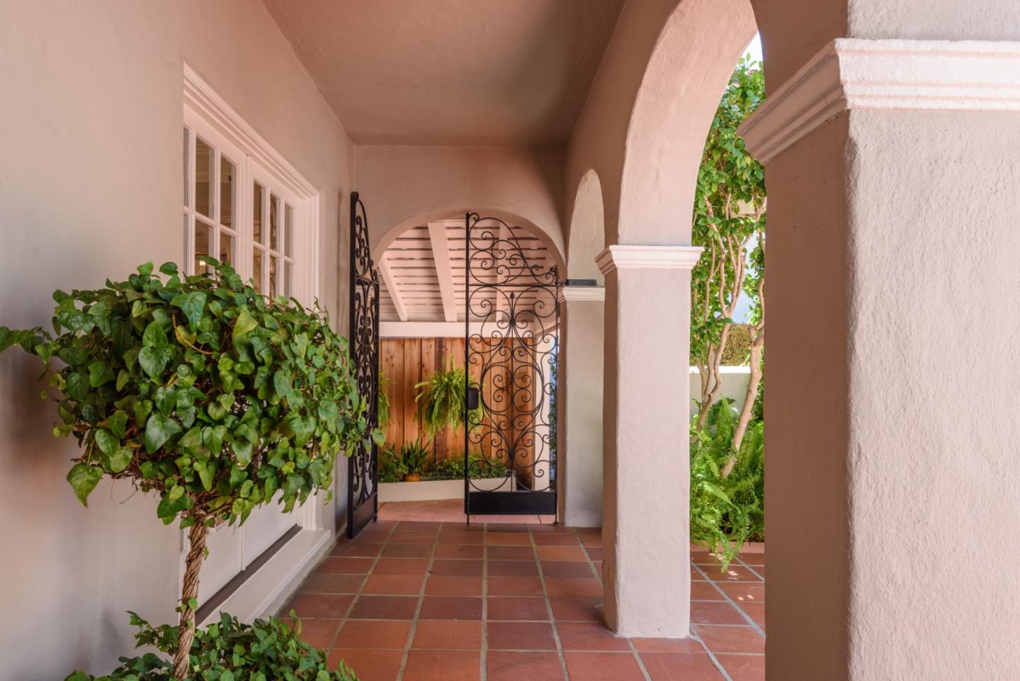 Detail Gallery Image 5 of 36 For 533 Edinburgh St, San Mateo,  CA 94402 - 4 Beds | 3 Baths