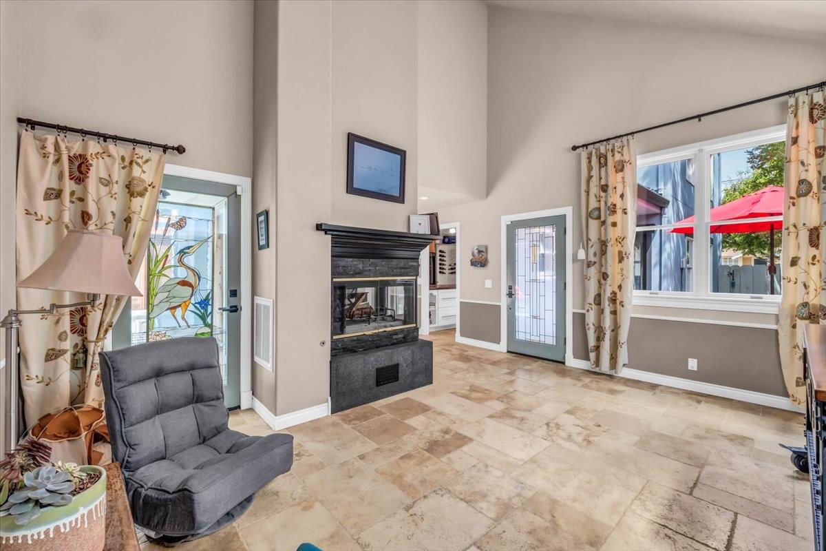 Detail Gallery Image 7 of 30 For 1128 3rd St, Monterey,  CA 93940 - 3 Beds | 2/1 Baths