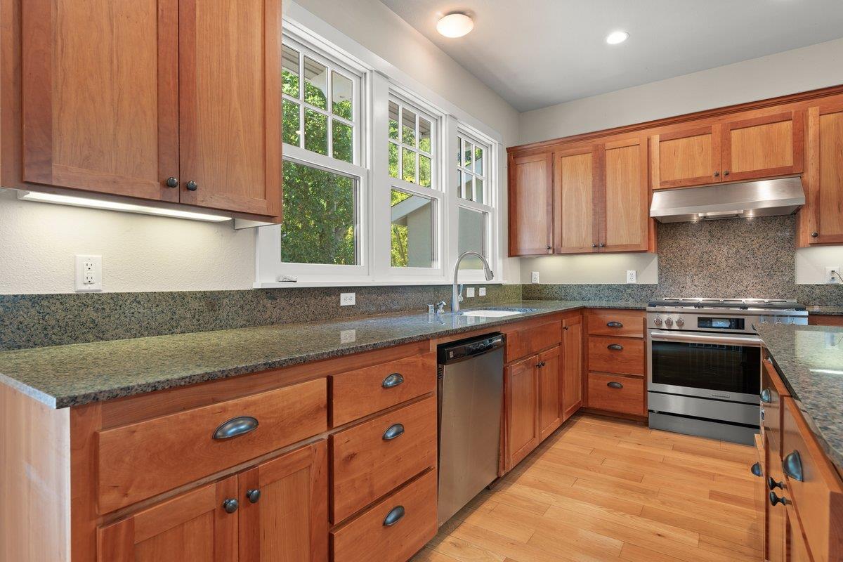 Detail Gallery Image 6 of 17 For 119 Tosca Ter, Santa Cruz,  CA 95060 - 3 Beds | 2/1 Baths