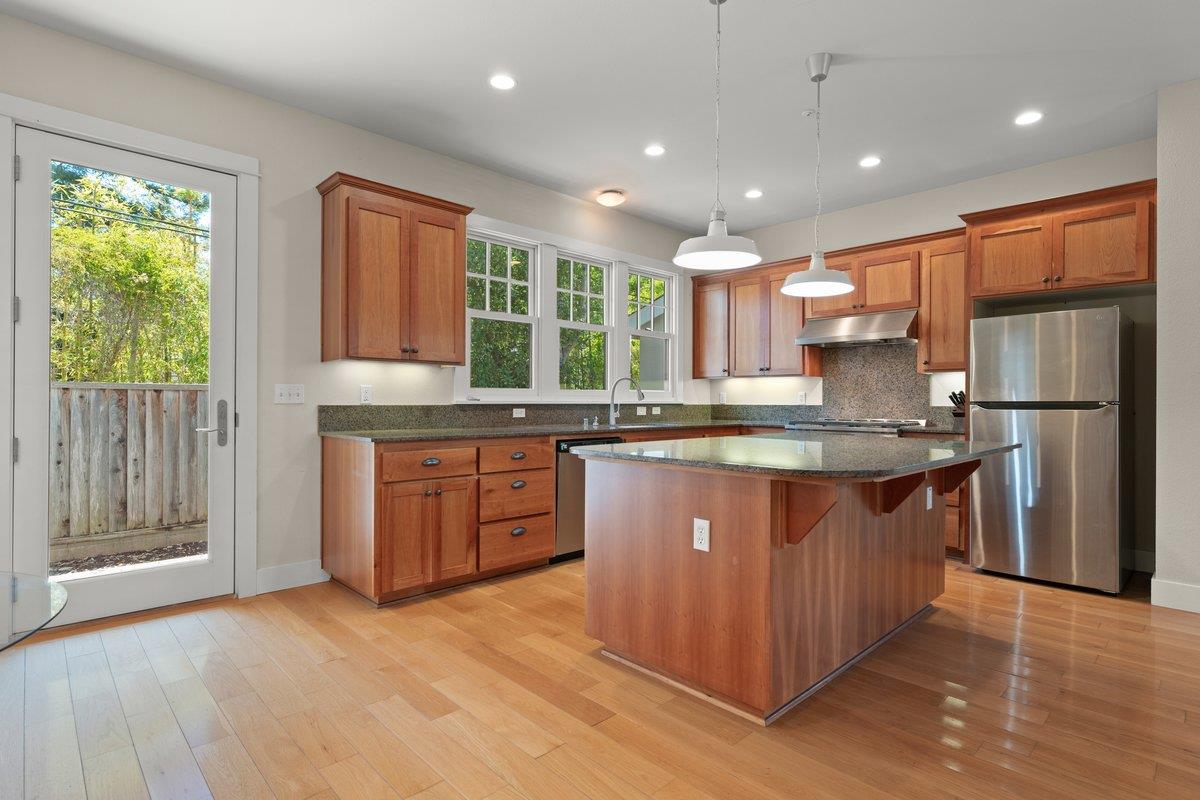 Detail Gallery Image 7 of 17 For 119 Tosca Ter, Santa Cruz,  CA 95060 - 3 Beds | 2/1 Baths