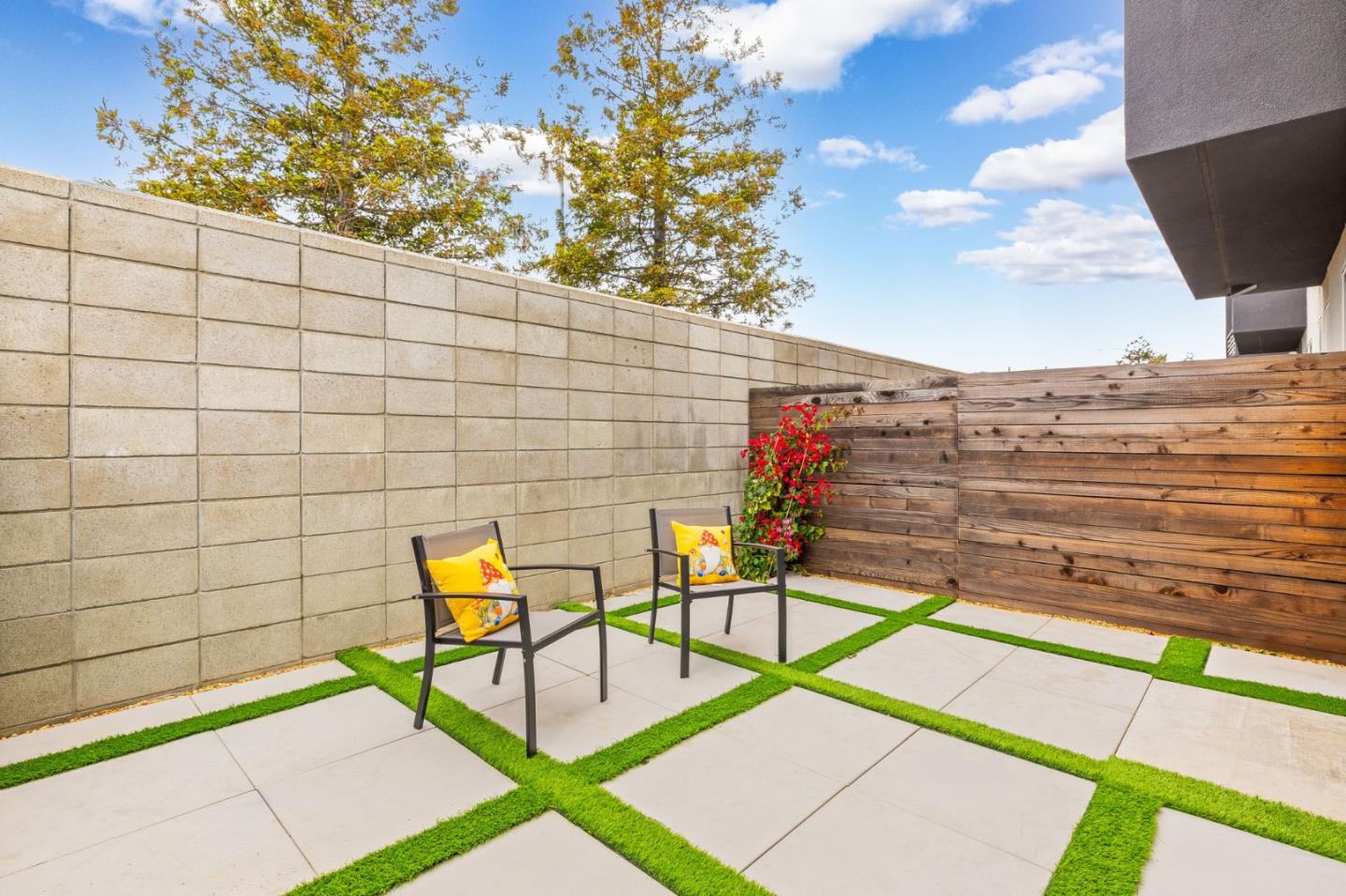 Detail Gallery Image 5 of 26 For 1307 Pullman Way, Oakland,  CA 94607 - 3 Beds | 2/1 Baths