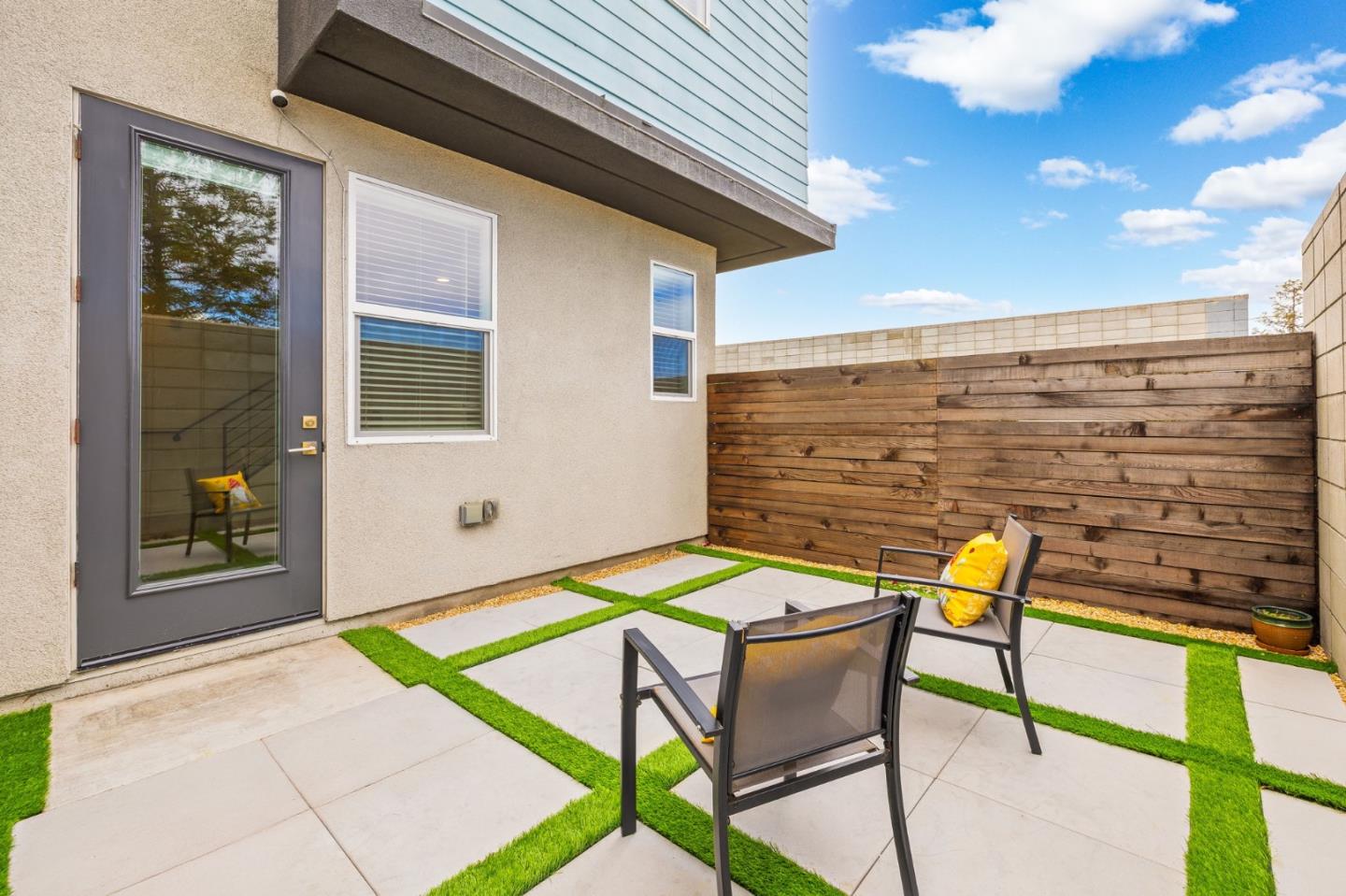 Detail Gallery Image 6 of 26 For 1307 Pullman Way, Oakland,  CA 94607 - 3 Beds | 2/1 Baths