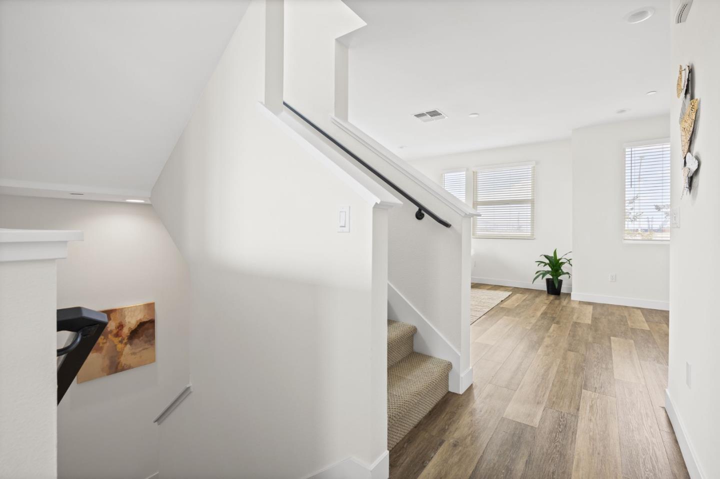 Detail Gallery Image 7 of 26 For 1307 Pullman Way, Oakland,  CA 94607 - 3 Beds | 2/1 Baths
