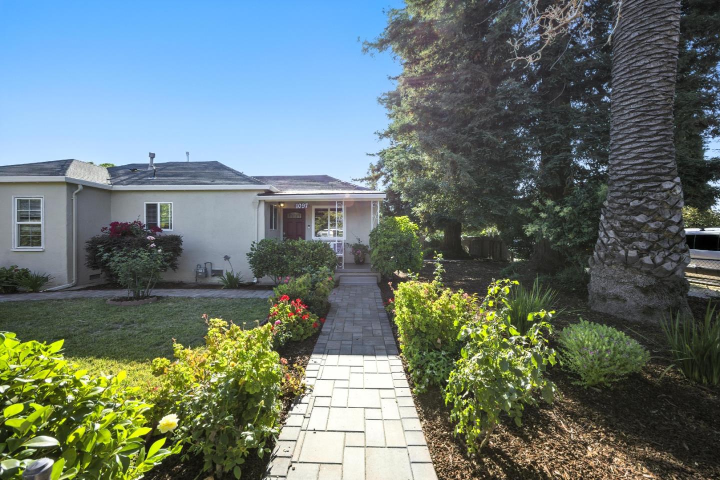 Detail Gallery Image 2 of 22 For 1097 10th Ave, Redwood City,  CA 94063 - 3 Beds | 1 Baths