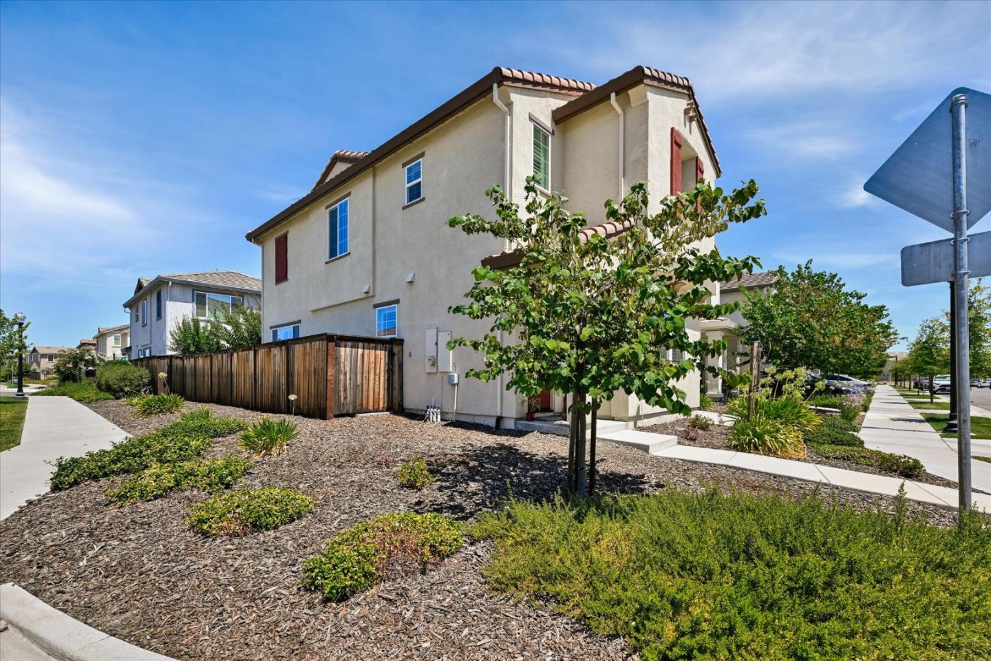 Detail Gallery Image 3 of 58 For 2466 Buzz Aldrin Way, Sacramento,  CA 95834 - 4 Beds | 3 Baths