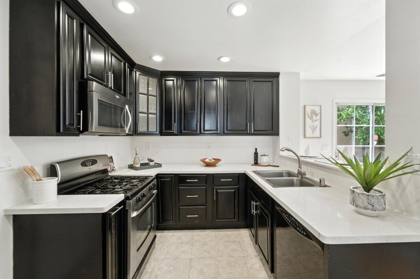 Detail Gallery Image 4 of 32 For 1417 Firestone Loop, San Jose,  CA 95116 - 3 Beds | 2/1 Baths