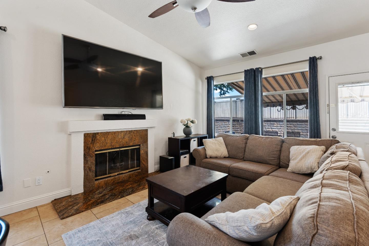 Detail Gallery Image 11 of 53 For 2190 Glarner St, Hollister,  CA 95023 - 3 Beds | 2 Baths