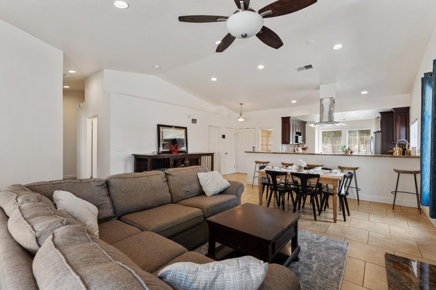 Detail Gallery Image 12 of 53 For 2190 Glarner St, Hollister,  CA 95023 - 3 Beds | 2 Baths