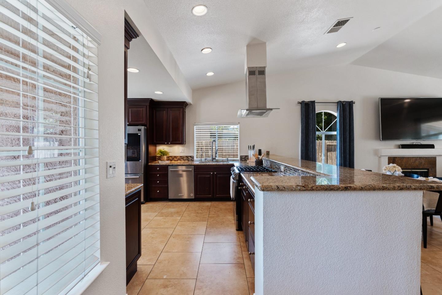 Detail Gallery Image 3 of 53 For 2190 Glarner St, Hollister,  CA 95023 - 3 Beds | 2 Baths