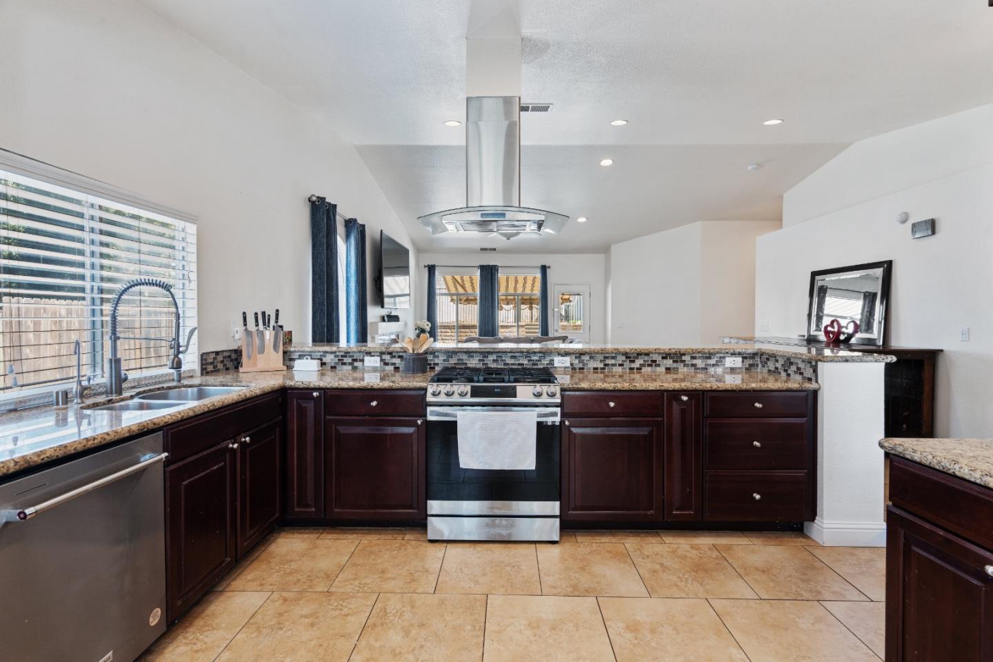 Detail Gallery Image 6 of 53 For 2190 Glarner St, Hollister,  CA 95023 - 3 Beds | 2 Baths
