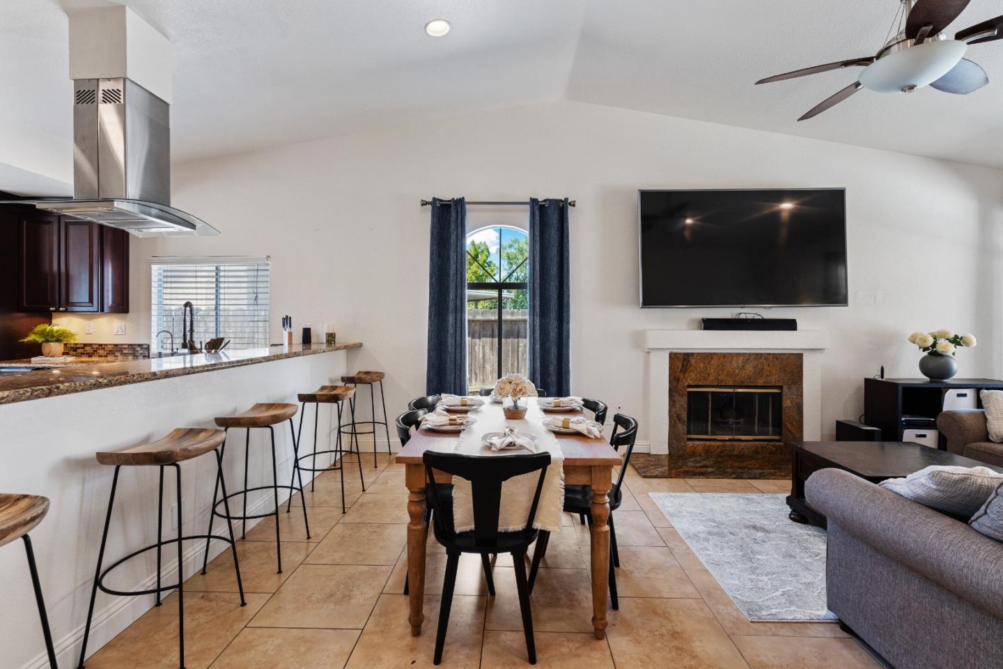 Detail Gallery Image 9 of 53 For 2190 Glarner St, Hollister,  CA 95023 - 3 Beds | 2 Baths