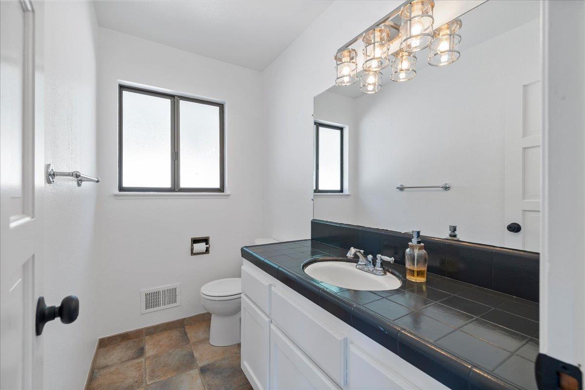 Detail Gallery Image 17 of 29 For 25435 Hutchinson Rd, Los Gatos,  CA 95033 - 4 Beds | 2/1 Baths