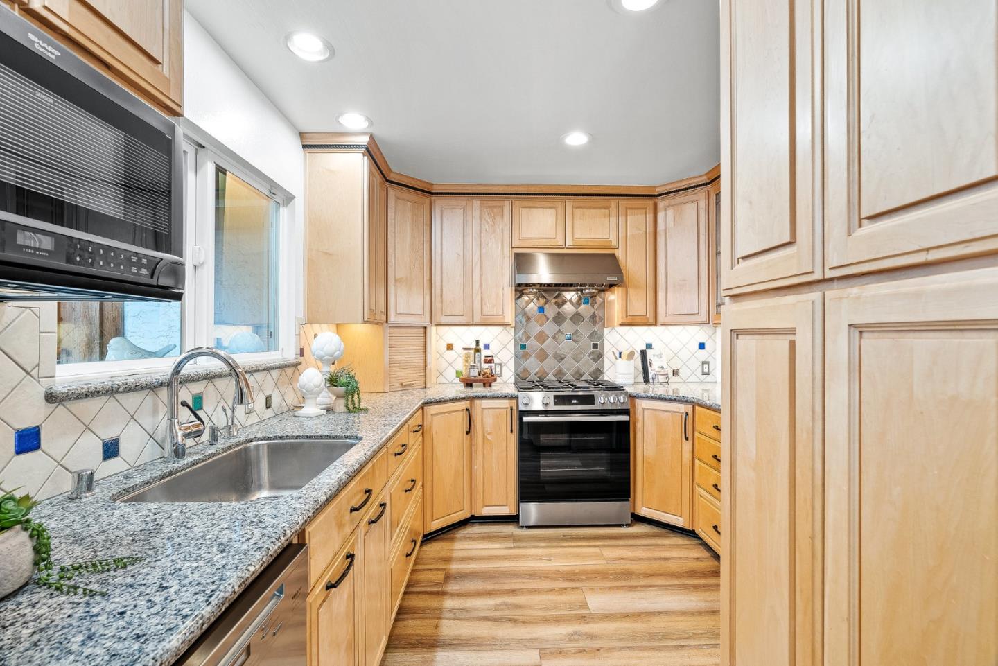 Detail Gallery Image 8 of 44 For 10461 Mary Ave, Cupertino,  CA 95014 - 3 Beds | 1/1 Baths