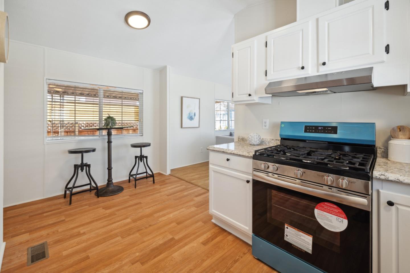 Detail Gallery Image 5 of 25 For 2565 Portola Dr #32,  Santa Cruz,  CA 95062 - 2 Beds | 1 Baths