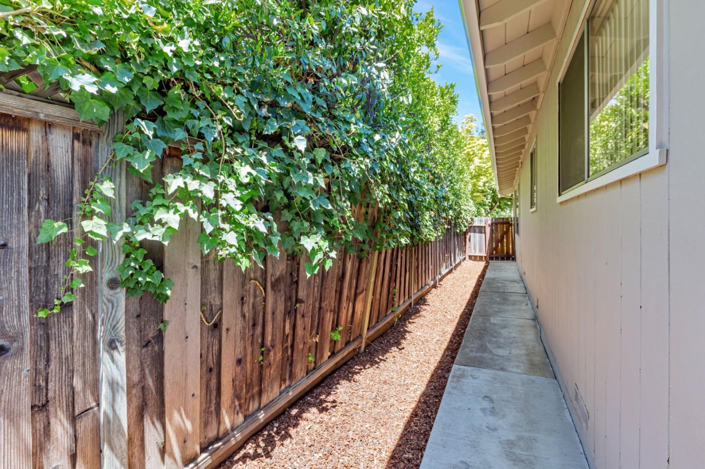 Detail Gallery Image 33 of 46 For 3210 South Ct, Palo Alto,  CA 94306 - 4 Beds | 2 Baths