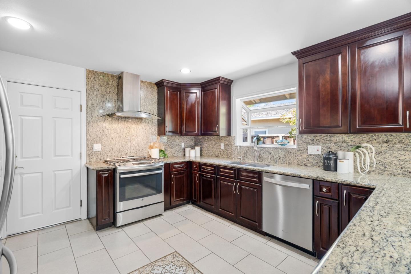 Detail Gallery Image 15 of 32 For 689 Springwood Dr, San Jose,  CA 95129 - 4 Beds | 2 Baths
