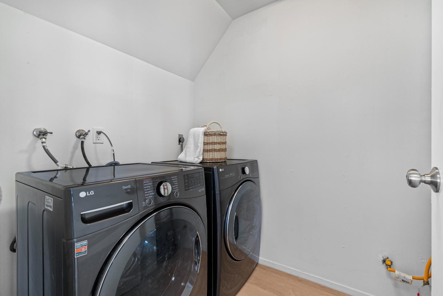 Detail Gallery Image 29 of 45 For 2325 Hastings Dr, Belmont,  CA 94002 - 3 Beds | 2/1 Baths