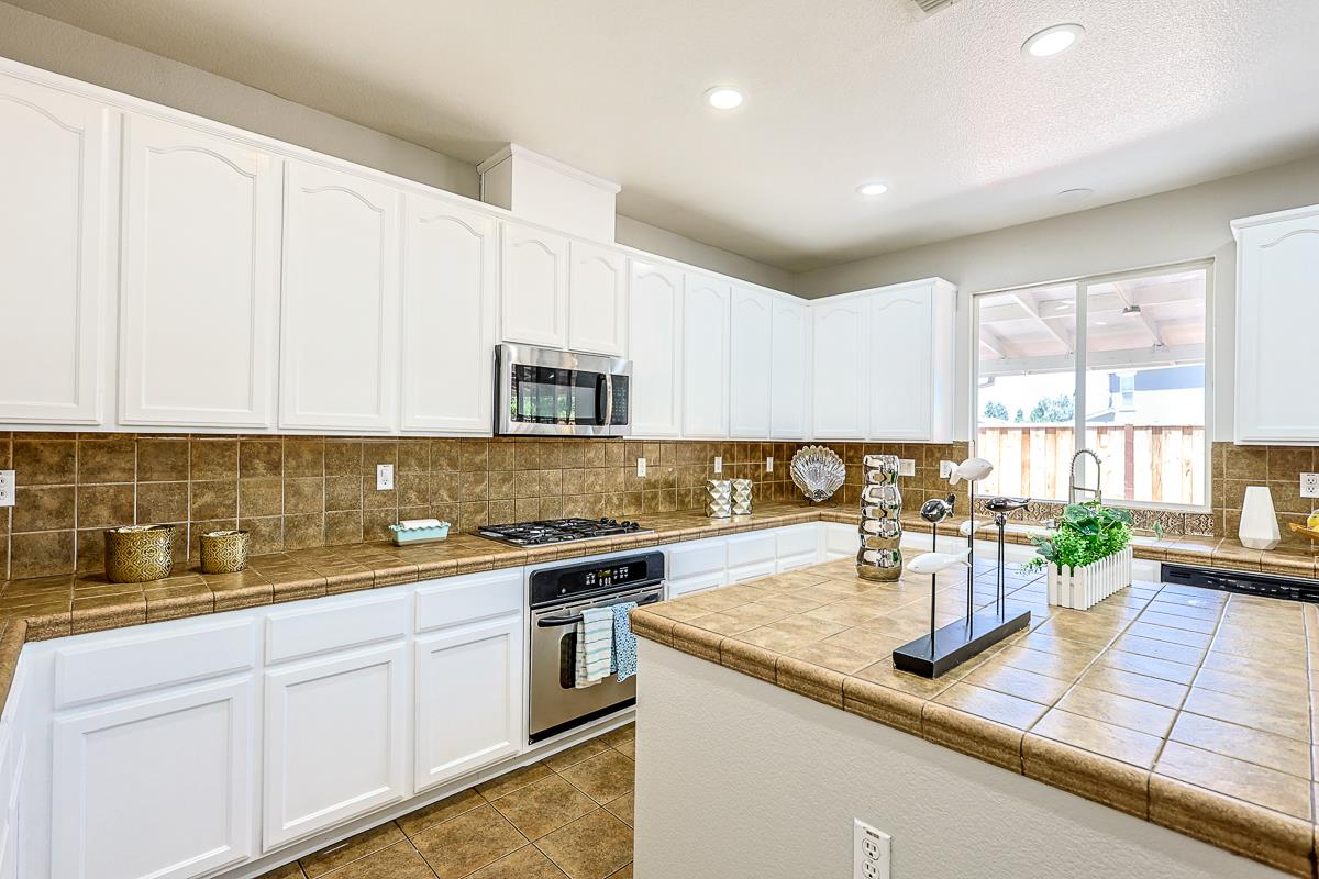 Detail Gallery Image 13 of 39 For 2335 Cypress Dr, Tracy,  CA 95377 - 6 Beds | 3 Baths
