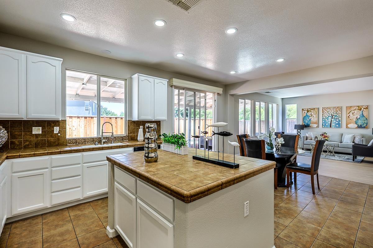 Detail Gallery Image 14 of 39 For 2335 Cypress Dr, Tracy,  CA 95377 - 6 Beds | 3 Baths