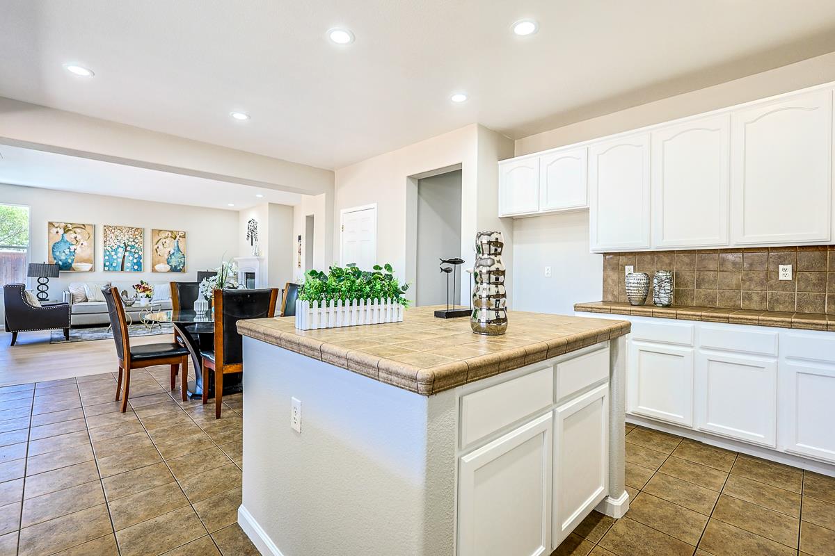 Detail Gallery Image 15 of 39 For 2335 Cypress Dr, Tracy,  CA 95377 - 6 Beds | 3 Baths