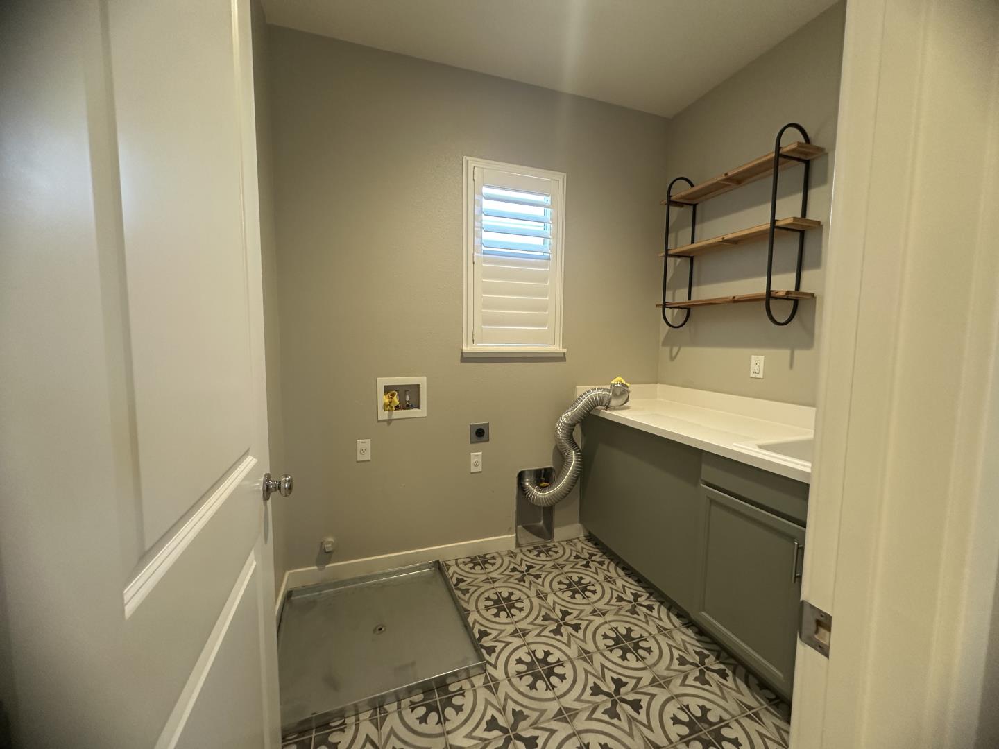 Detail Gallery Image 13 of 20 For 515 Shearwater St, Hollister,  CA 95023 - 3 Beds | 2/1 Baths