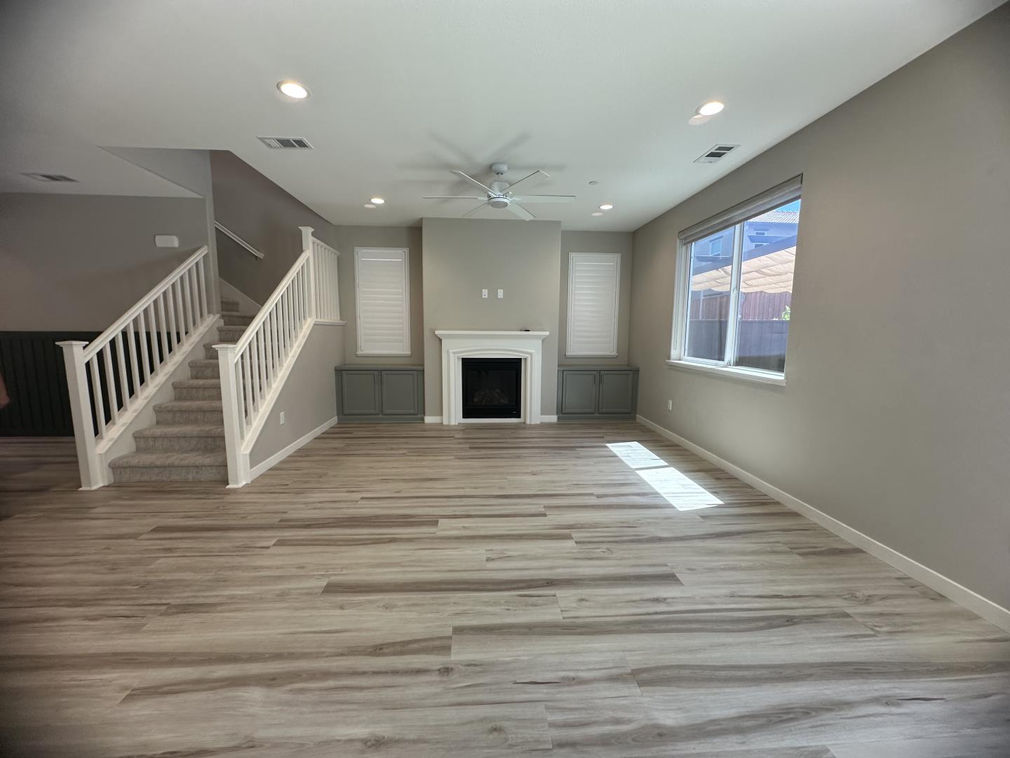 Detail Gallery Image 3 of 20 For 515 Shearwater St, Hollister,  CA 95023 - 3 Beds | 2/1 Baths