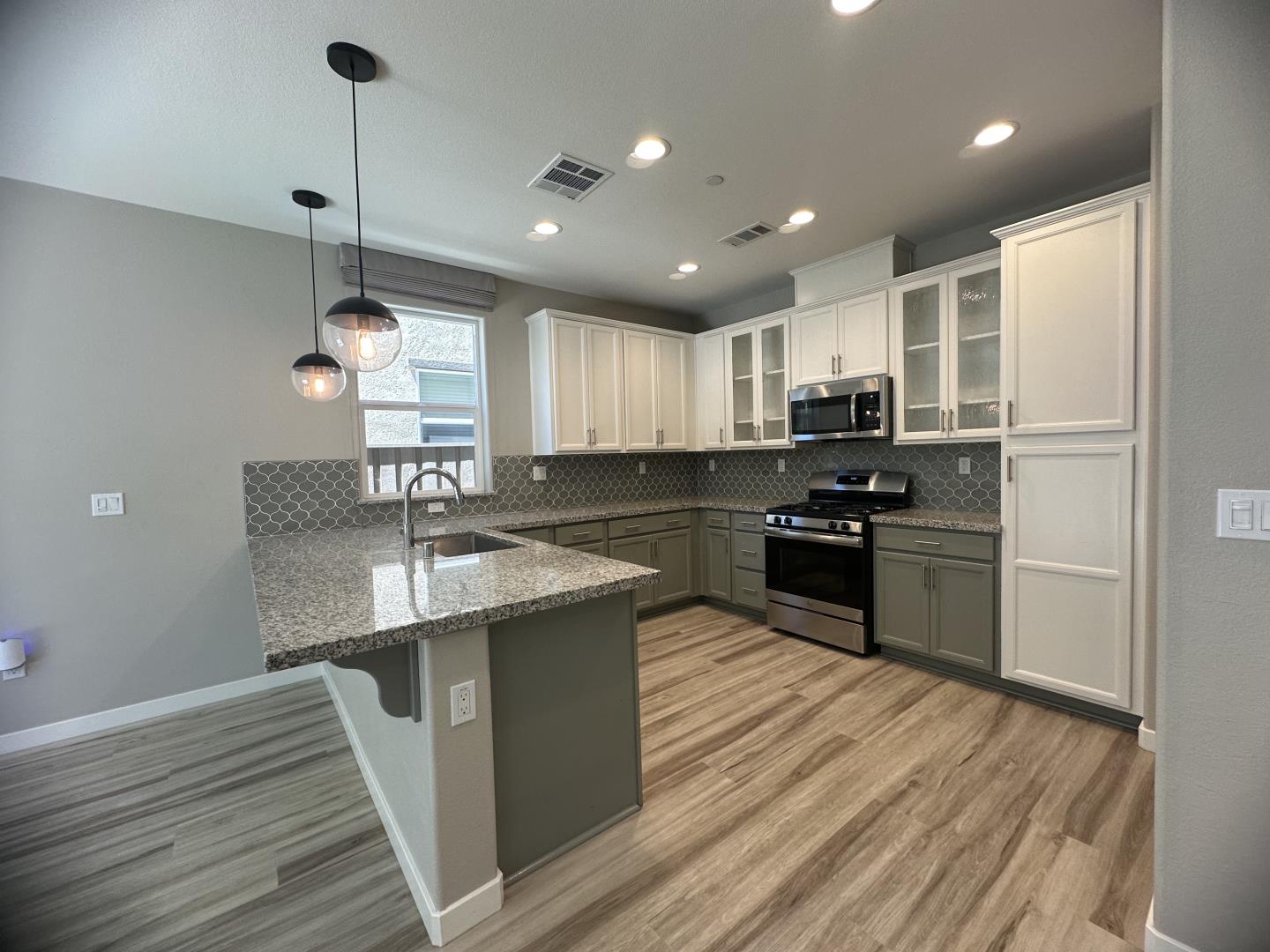 Detail Gallery Image 5 of 20 For 515 Shearwater St, Hollister,  CA 95023 - 3 Beds | 2/1 Baths