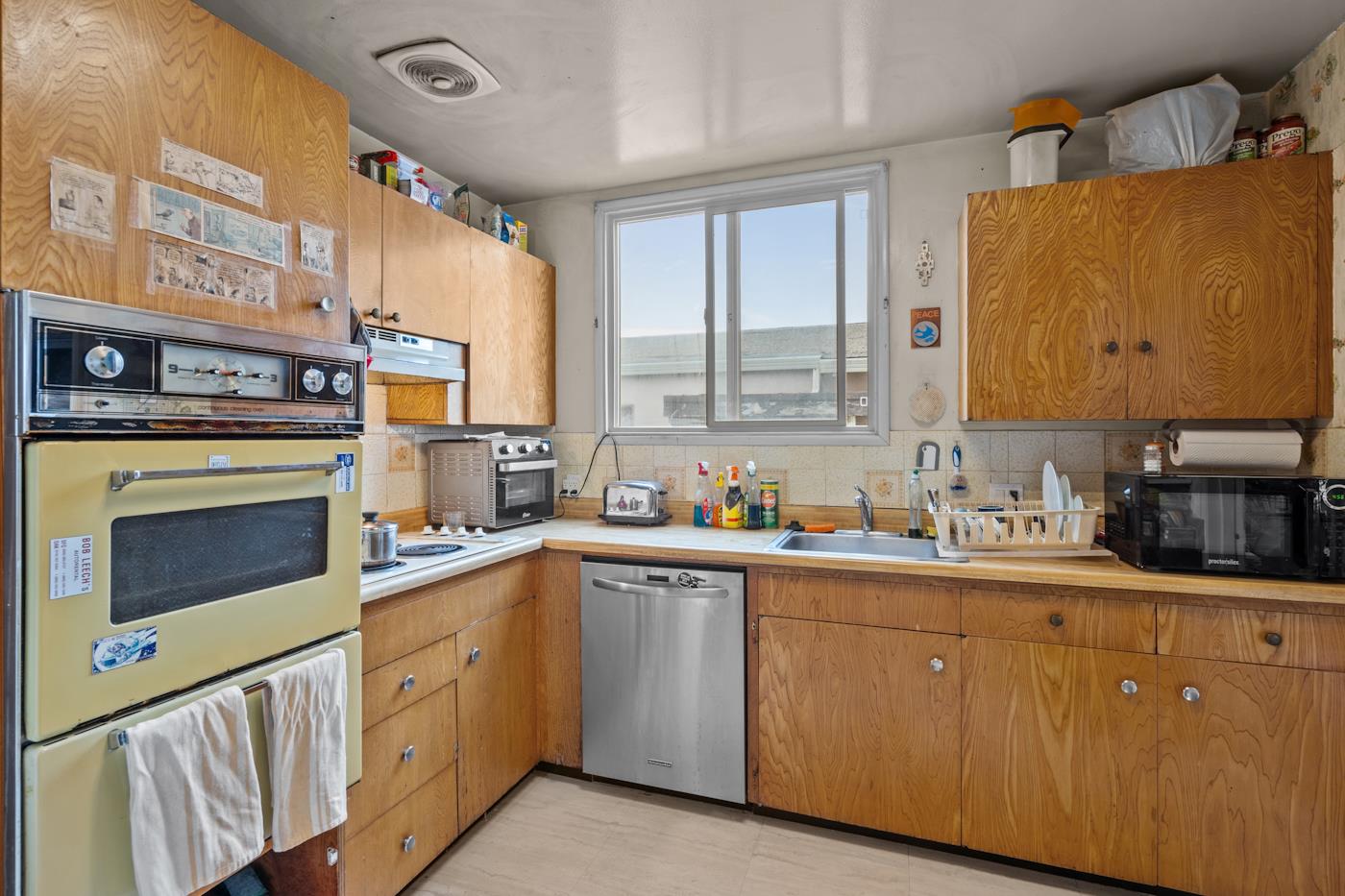 Detail Gallery Image 10 of 31 For 42 Skyline Dr, Daly City,  CA 94015 - 6 Beds | 3 Baths