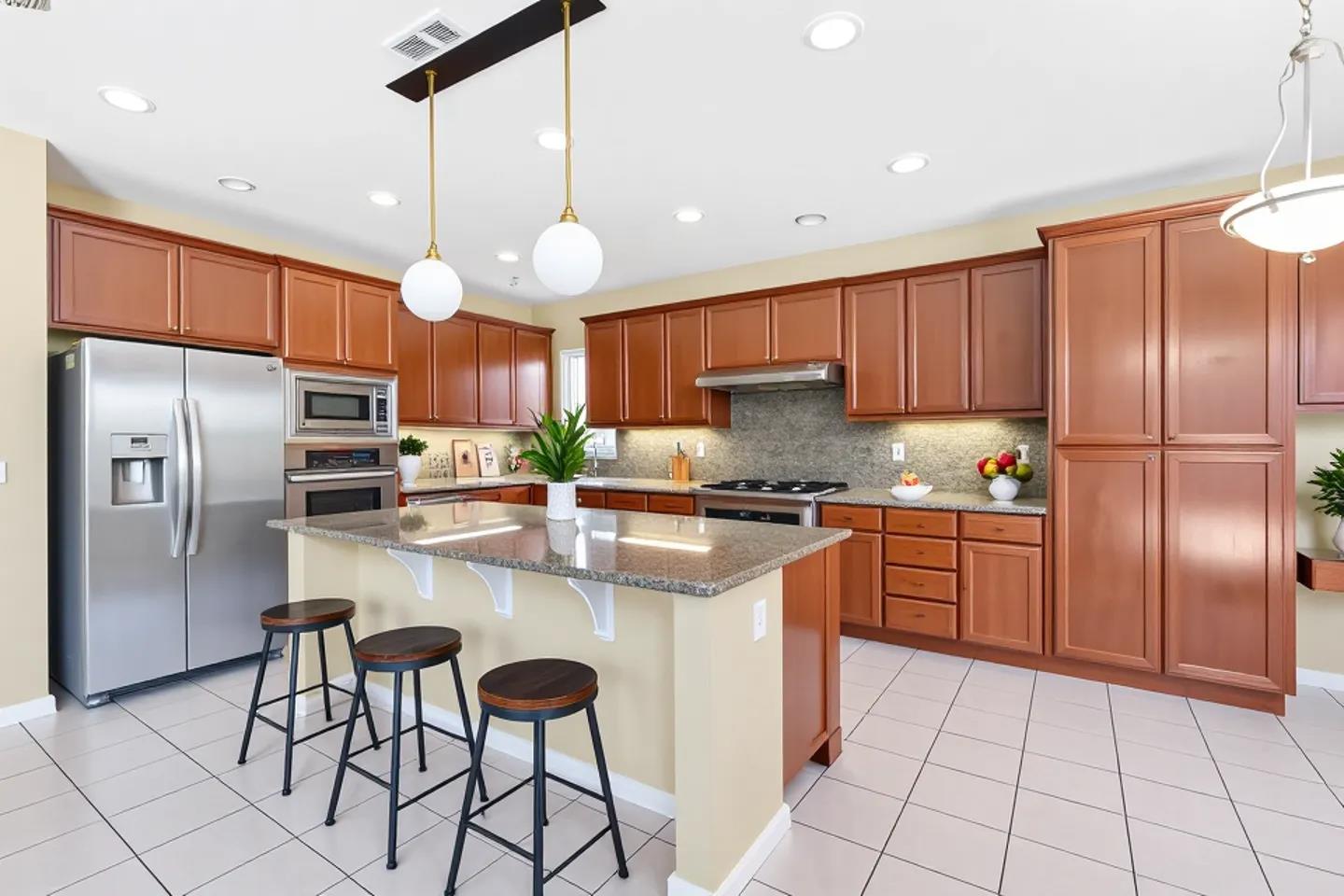 Detail Gallery Image 7 of 22 For 423 Riley Ct, Tracy,  CA 95377 - 5 Beds | 3/1 Baths