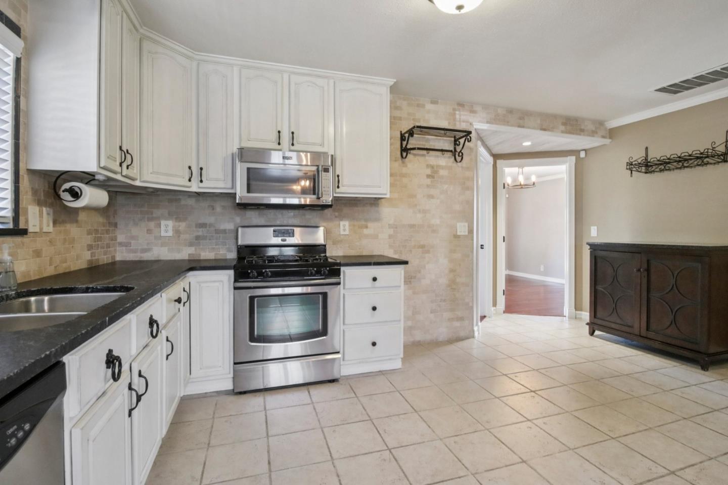 Detail Gallery Image 4 of 29 For 522 Gregory St, San Jose,  CA 95125 - 3 Beds | 2 Baths