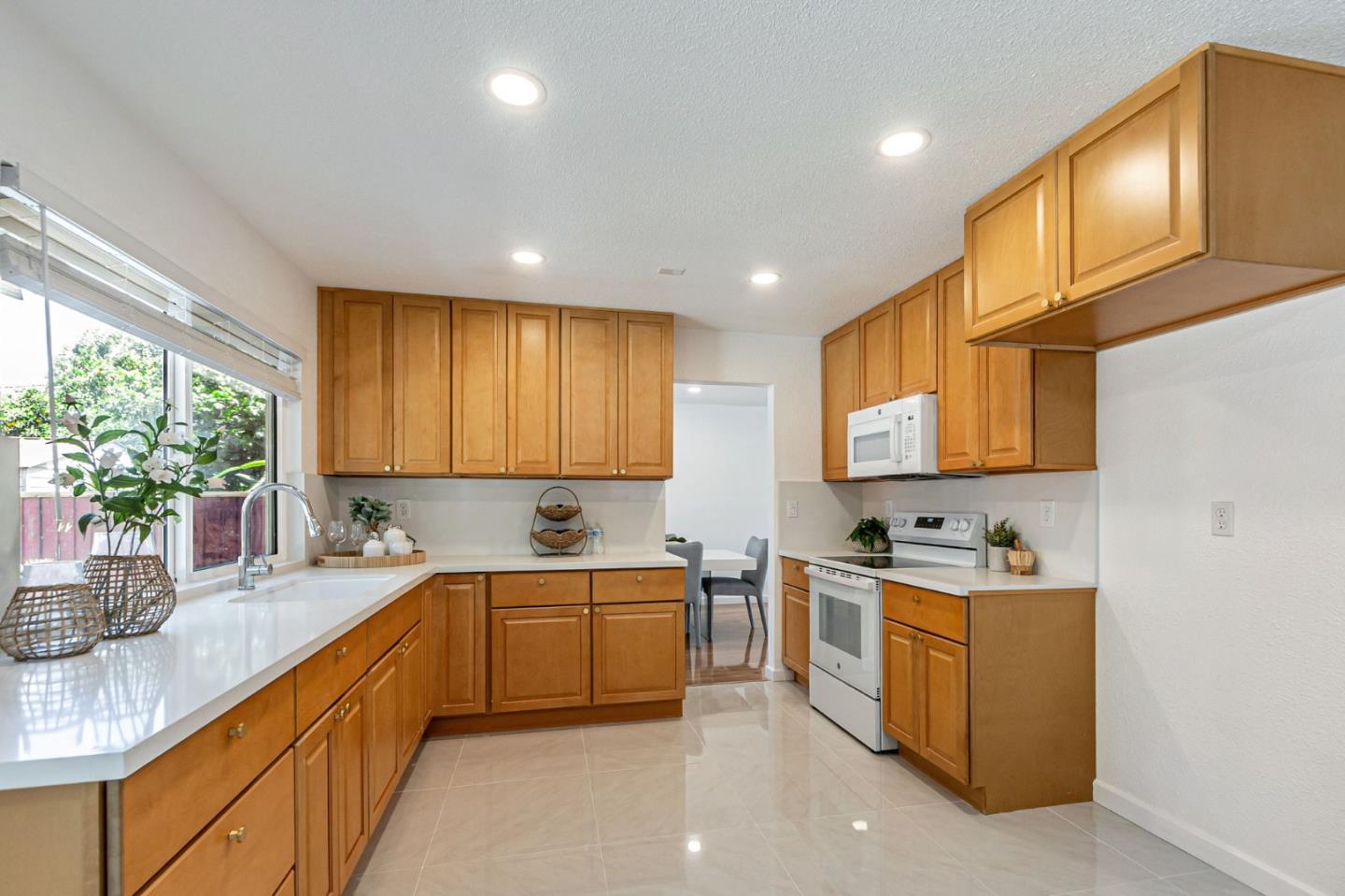 Detail Gallery Image 11 of 38 For 1982 Ensign Way, San Jose,  CA 95133 - 5 Beds | 2/1 Baths