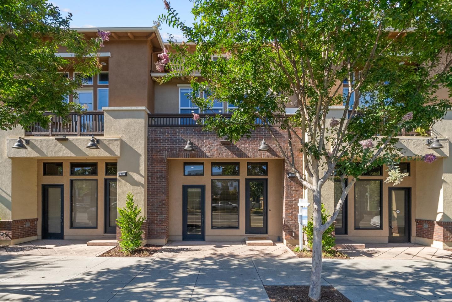 Detail Gallery Image 3 of 74 For 1469 W San Carlos St, San Jose,  CA 95126 - 3 Beds | 3 Baths