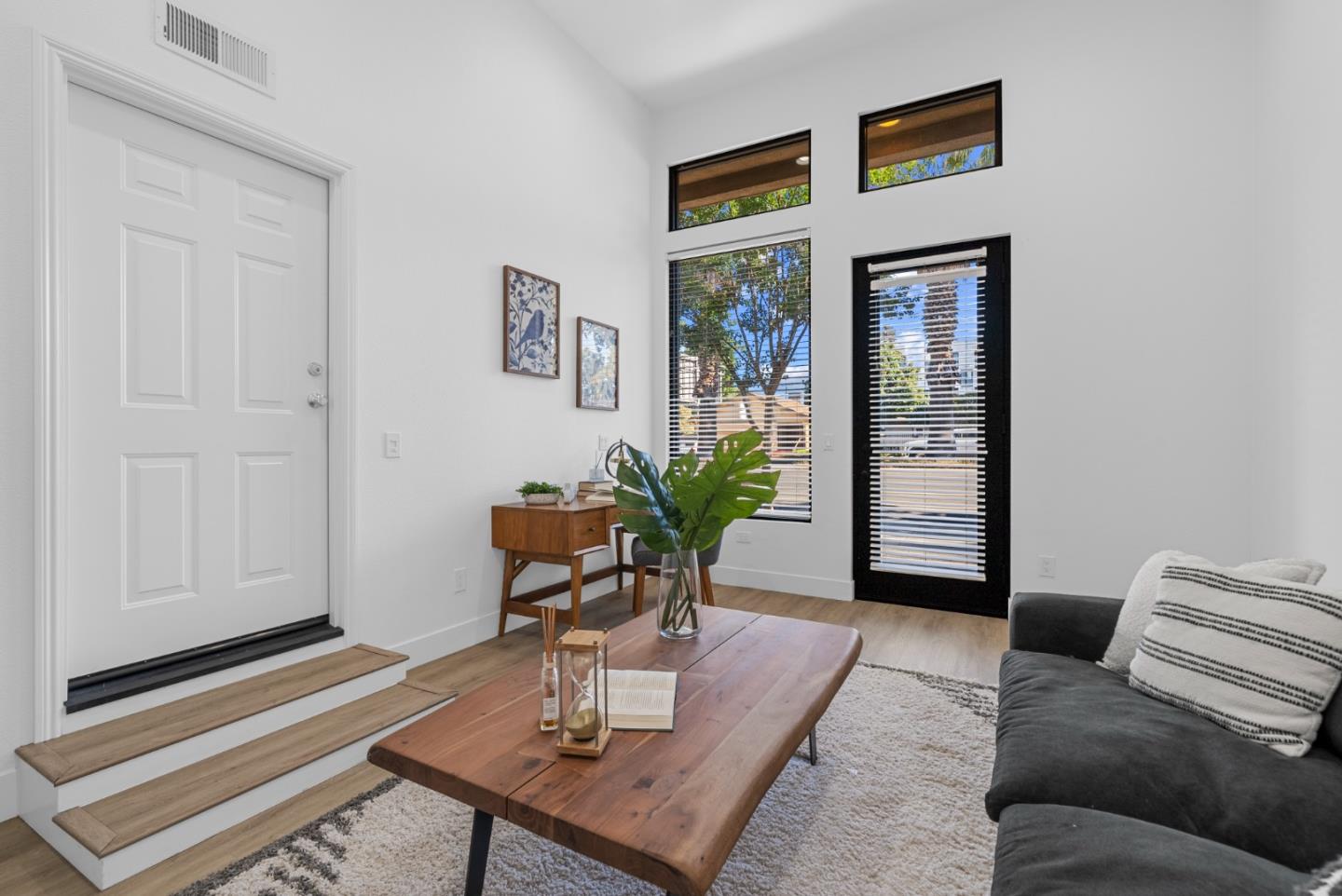 Detail Gallery Image 9 of 74 For 1469 W San Carlos St, San Jose,  CA 95126 - 3 Beds | 3 Baths
