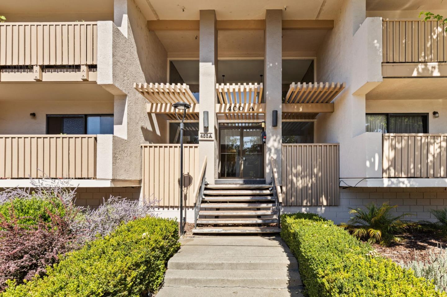 Detail Gallery Image 1 of 37 For 400 Ortega Ave #301,  Mountain View,  CA 94040 - 2 Beds | 1 Baths
