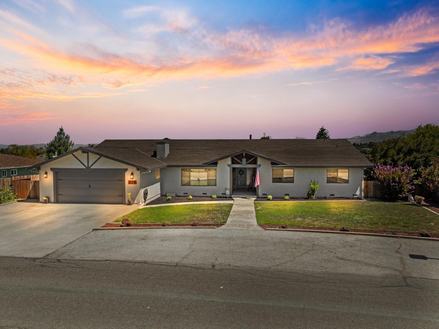 Detail Gallery Image 1 of 74 For 215 Rays Cir, Hollister,  CA 95023 - 4 Beds | 2/1 Baths
