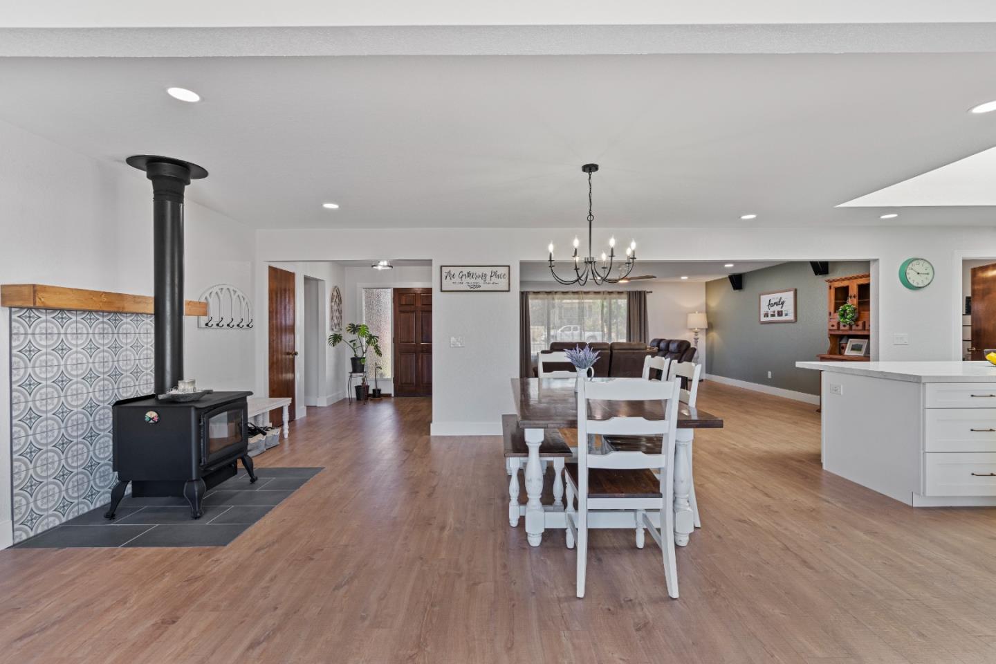 Detail Gallery Image 21 of 74 For 215 Rays Cir, Hollister,  CA 95023 - 4 Beds | 2/1 Baths
