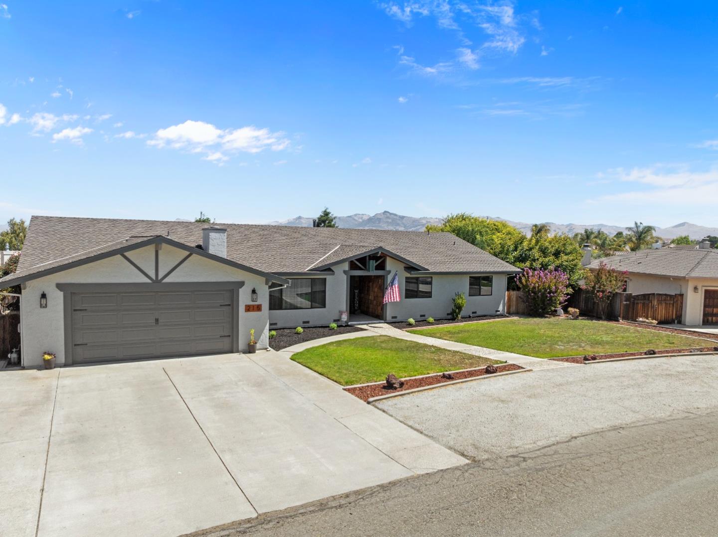 Detail Gallery Image 4 of 74 For 215 Rays Cir, Hollister,  CA 95023 - 4 Beds | 2/1 Baths