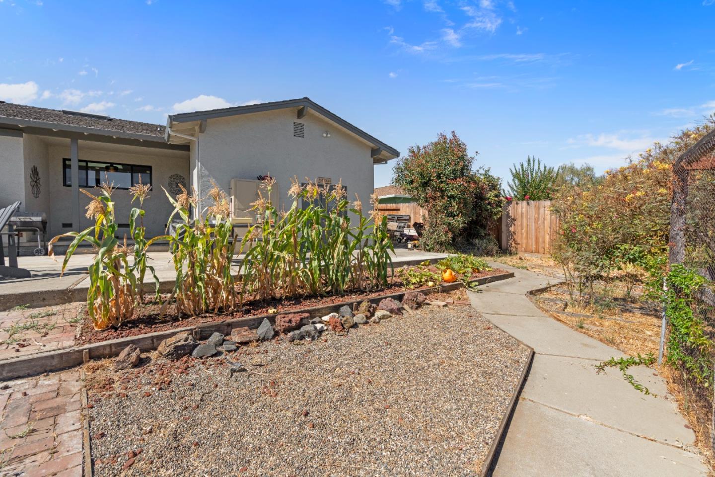 Detail Gallery Image 49 of 74 For 215 Rays Cir, Hollister,  CA 95023 - 4 Beds | 2/1 Baths