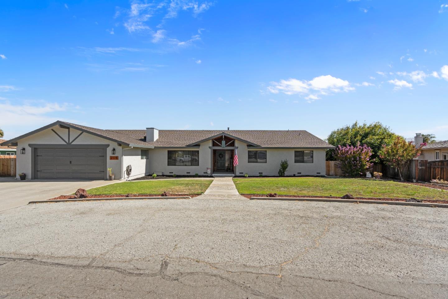 Detail Gallery Image 5 of 74 For 215 Rays Cir, Hollister,  CA 95023 - 4 Beds | 2/1 Baths