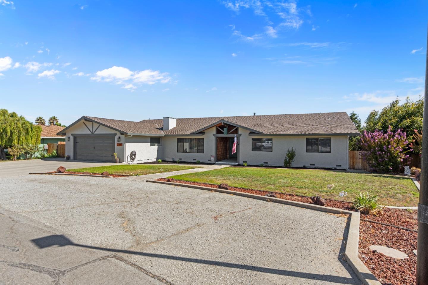 Detail Gallery Image 6 of 74 For 215 Rays Cir, Hollister,  CA 95023 - 4 Beds | 2/1 Baths