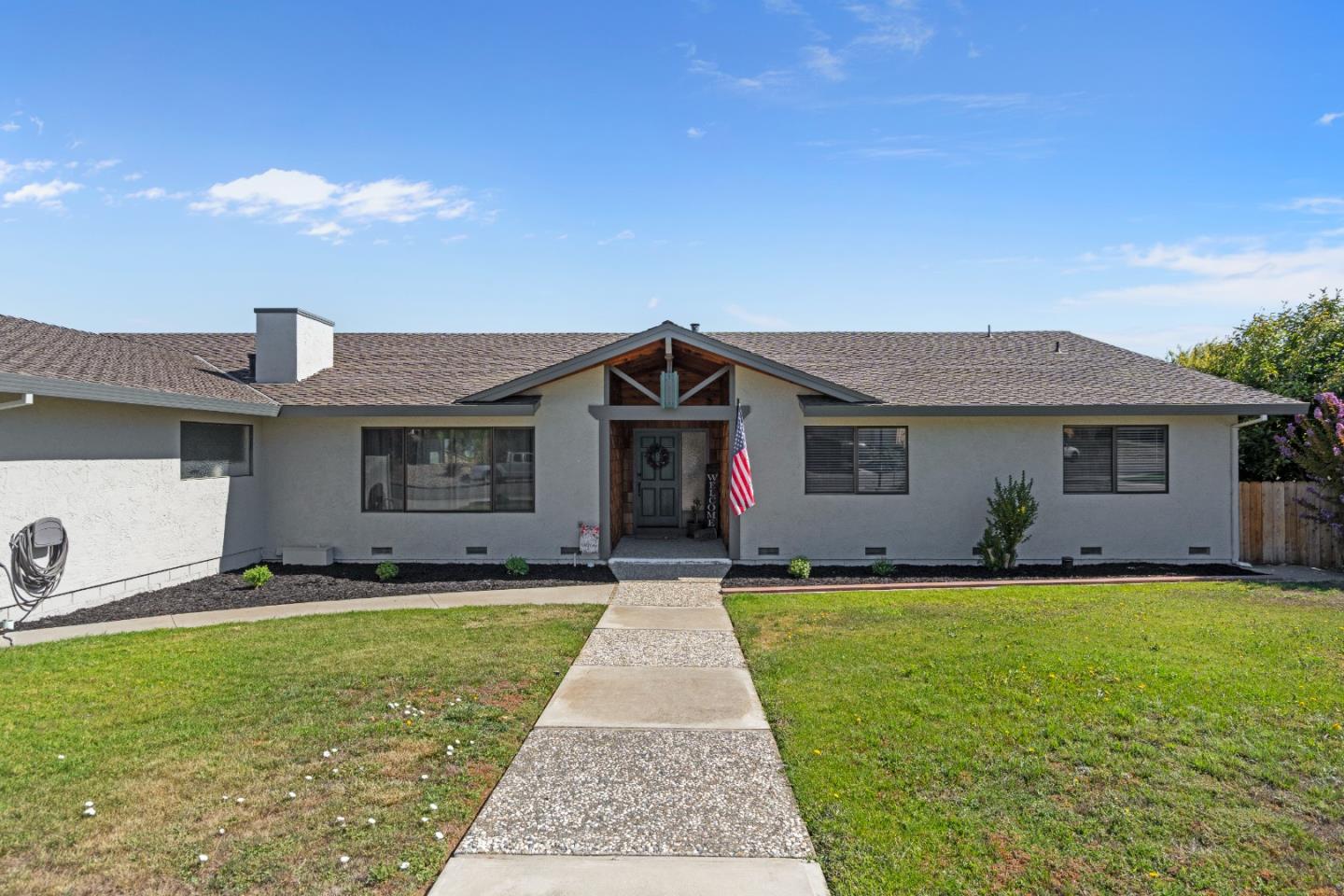 Detail Gallery Image 9 of 74 For 215 Rays Cir, Hollister,  CA 95023 - 4 Beds | 2/1 Baths