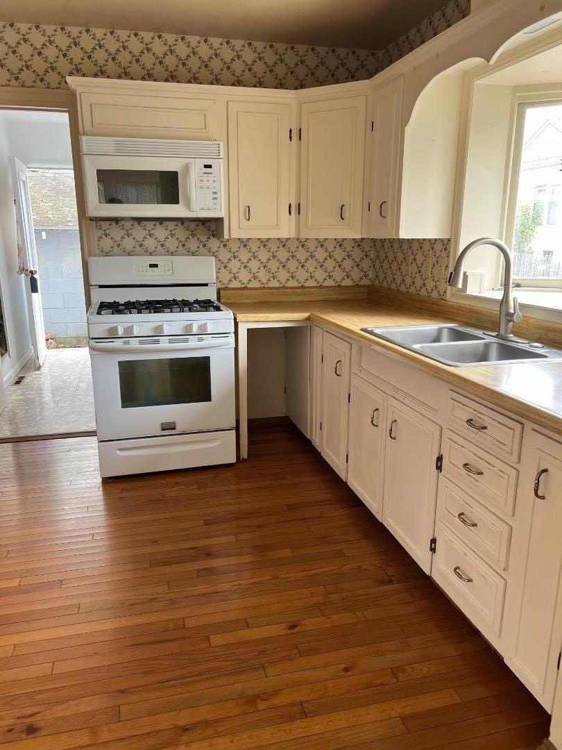Detail Gallery Image 5 of 16 For 228 Wood St, Pacific Grove,  CA 93950 - 3 Beds | 2 Baths