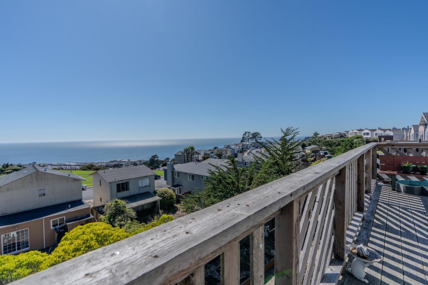 Detail Gallery Image 6 of 13 For 226 Crestmoor Cir, Pacifica,  CA 94044 - 3 Beds | 2 Baths