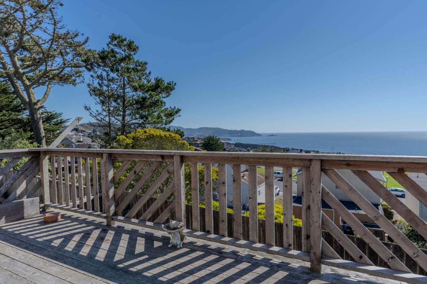 Detail Gallery Image 7 of 13 For 226 Crestmoor Cir, Pacifica,  CA 94044 - 3 Beds | 2 Baths