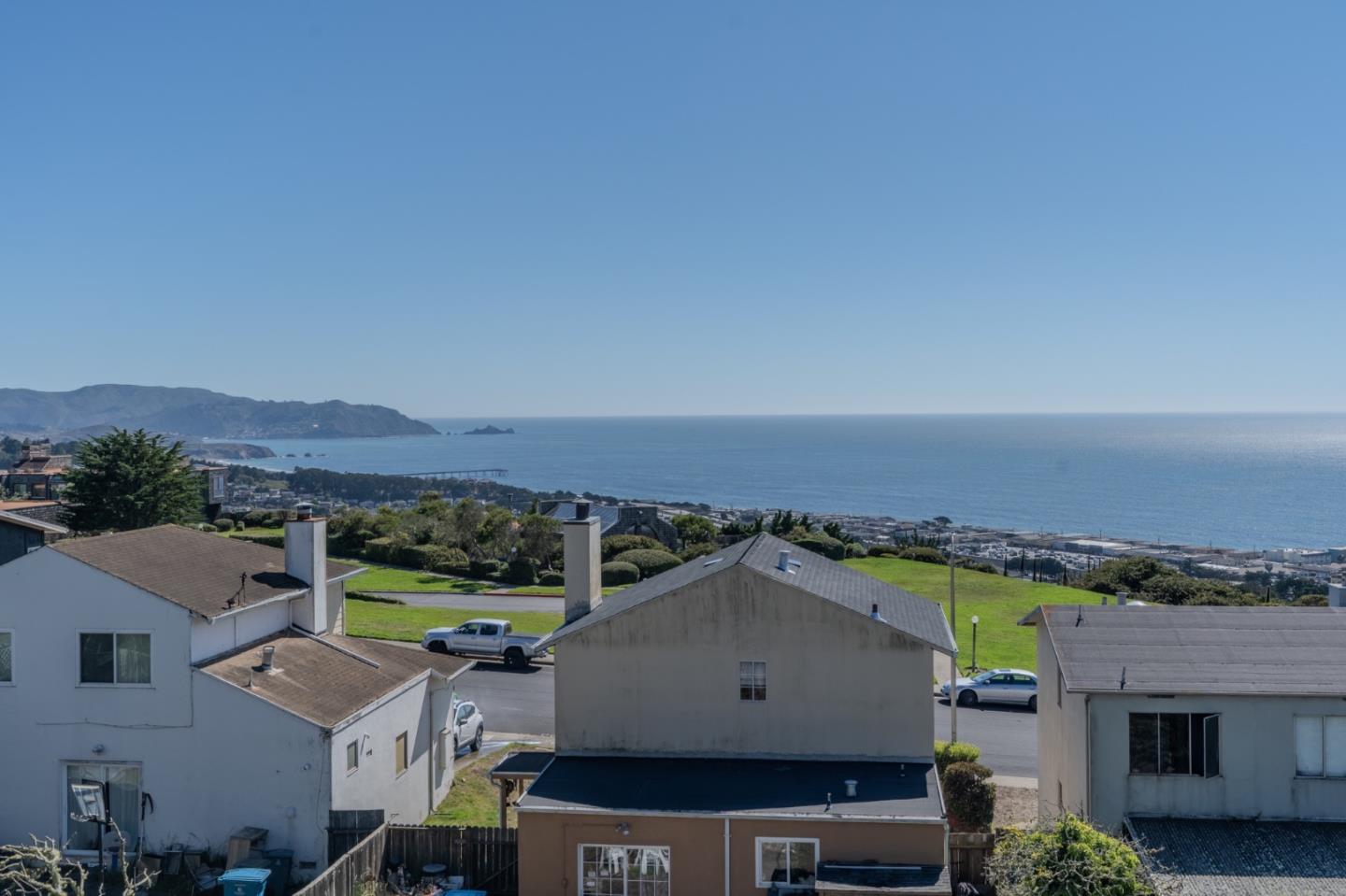 Detail Gallery Image 8 of 13 For 226 Crestmoor Cir, Pacifica,  CA 94044 - 3 Beds | 2 Baths