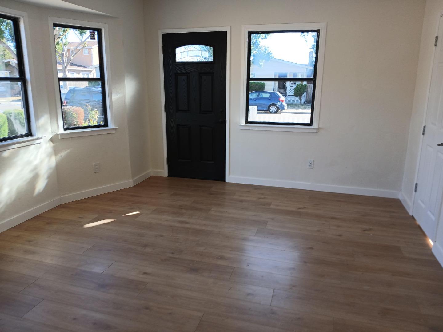 Detail Gallery Image 2 of 16 For 127 Maitland Dr, Alameda,  CA 94502 - 4 Beds | 4 Baths