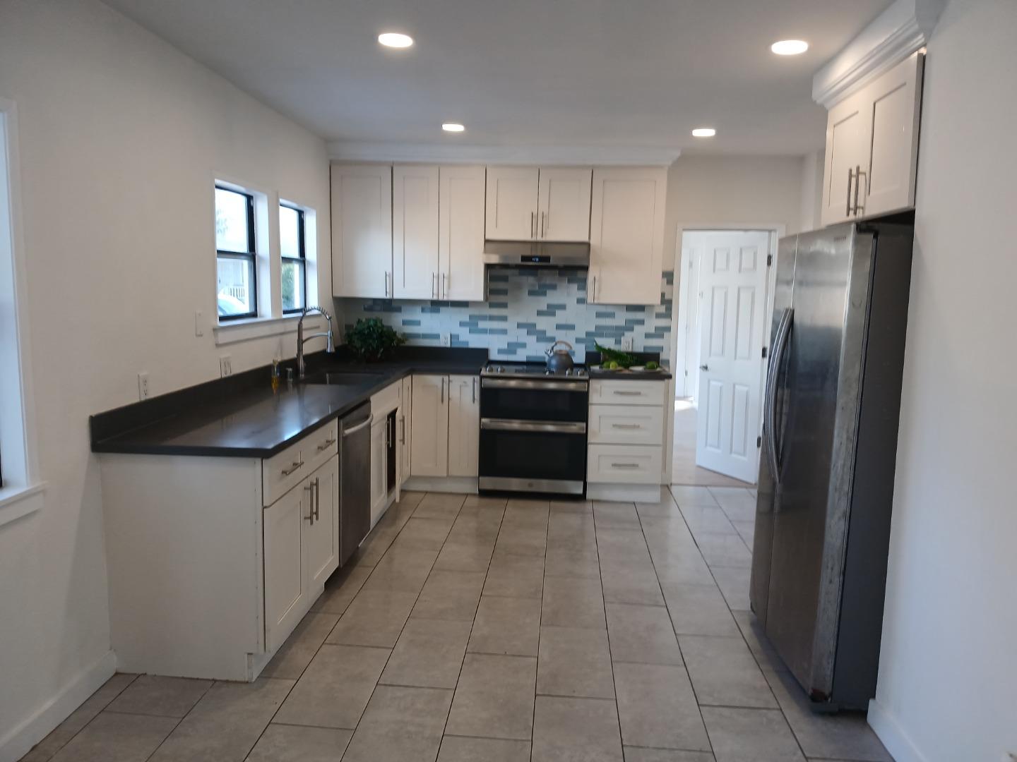 Detail Gallery Image 5 of 16 For 127 Maitland Dr, Alameda,  CA 94502 - 4 Beds | 4 Baths